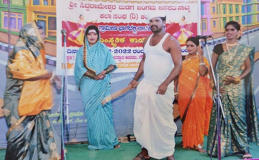 ಜೇವರ್ಗಿ ತಾಲ್ಲೂಕಿನ ಗೌನಹಳ್ಳಿ ಗ್ರಾಮದಲ್ಲಿ ಕಲಾವಿದರು ಹೇಮರೆಡ್ಡಿ ಮಲ್ಲಮ್ಮ ನಾಟಕವನ್ನು ಪ್ರದರ್ಶಿಸಿದರು