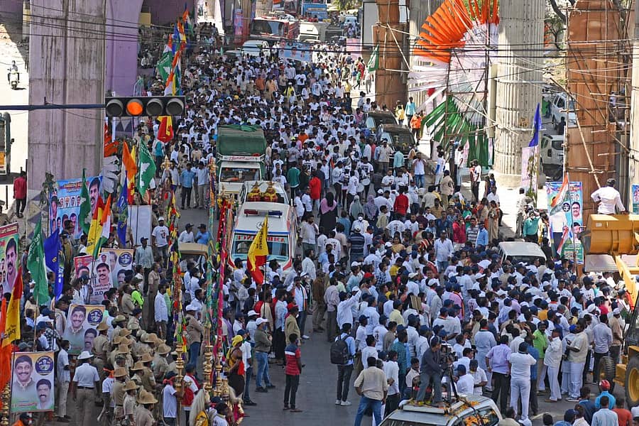 ಕಾಂಗ್ರೆಸ್ ಪಕ್ಷವು ಹಮ್ಮಿಕೊಂಡಿರುವ ‘ನೀರಿಗಾಗಿ ನಡಿಗೆ’ ಪಾದಯಾತ್ರೆ ಬೆಂಗಳೂರಿನ ನಾಯಂಡಹಳ್ಳಿಯಲ್ಲಿ ಮಂಗಳವಾರ ಸಾಗಿ ಬರುತ್ತಿದ್ದಾಗ ನಡಿಗೆಯಲ್ಲಿ ಪಾಲ್ಗೊಂಡಿದ್ದ ಜನಸ್ತೋಮ– ಪ್ರಜಾವಾಣಿ ಚಿತ್ರ