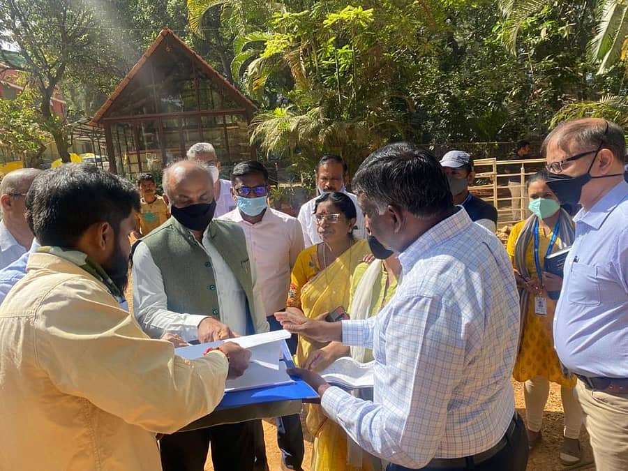 ಬಾಲಭವನದಲ್ಲಿ ಸ್ಮಾರ್ಟ್‌ಸಿಟಿ ಯೋಜನೆಯಡಿ ಕೈಗೊಂಡಿರುವ ಕಾಮಗಾರಿಗಳ ಬಗ್ಗೆ ರಾಕೇಶ್ ಸಿಂಗ್ ಮಾಹಿತಿ ಪಡೆದರು. ಬಾಲಭವನದ ಸೊಸೈಟಿ ಅಧ್ಯಕ್ಷೆ ಚಿಕ್ಕಮ್ಮ ಬಸವರಾಜ್‌ ಹಾಗೂ ಅಧಿಕಾರಿಗಳು ಇದ್ದಾರೆ