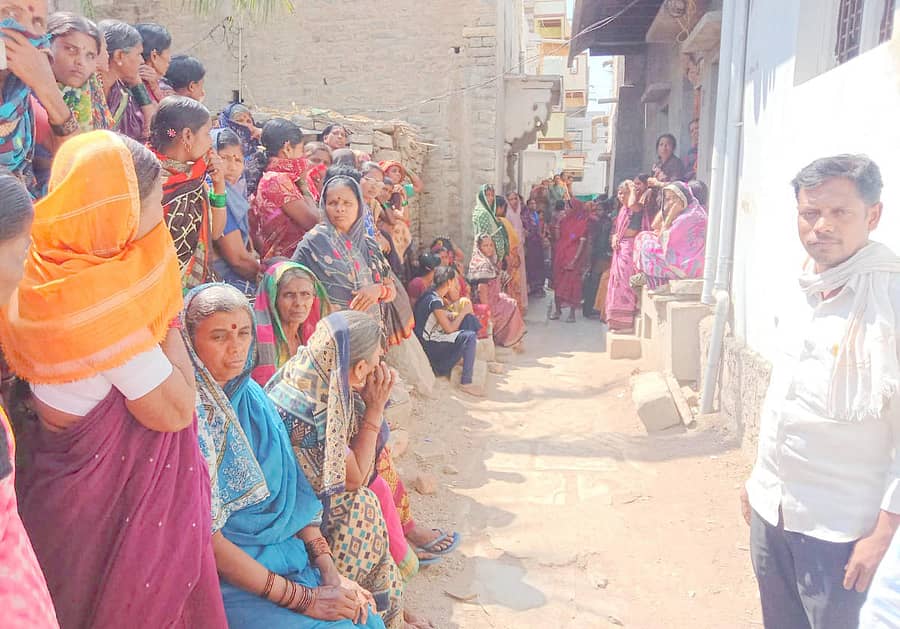 ಶಹಾಪುರ ತಾಲ್ಲೂಕಿನ ದೋರನಹಳ್ಳಿ ಗ್ರಾಮದ ವೀರಬಸಪ್ಪ ಮನೆಯ ಮುಂದೆ ರೋದಿಸುತ್ತಿರುವ ಸಂಬಂಧಿಕರು