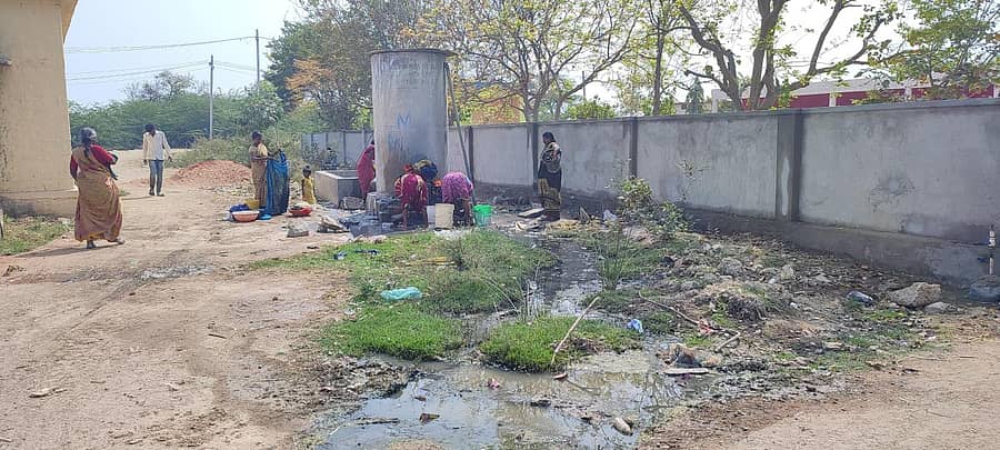 ಭಟ್ಟರನರಸಾಪುರ ಶಾಲೆಯ ಸಮೀಪ ಮಹಿಳೆಯರು ಬಟ್ಟೆ ತೊಳೆಯುತ್ತಿರುವುದರಿಂದ ಕೊಳಚೆ ಪ್ರದೇಶವಾಗಿದೆ