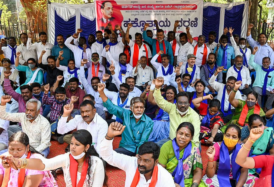 ದಲಿತ ಸಂಘರ್ಷ ಸಮಿತಿ ಒಕ್ಕೂಟದ ಸದಸ್ಯರು ನಗರದ ಆನಂದರಾವ್ ವೃತ್ತದ ಗಾಂಧಿ ಪ್ರತಿಮೆ ಎದುರು ಗುರುವಾರ ಪ್ರತಿಭಟನೆ ನಡೆಸಿದರು – ಪ್ರಜಾವಾಣಿ ಚಿತ್ರ