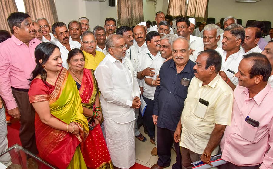 ಕರ್ನಾಟಕ ರಾಜ್ಯ ಸಹಕಾರ ಮಹಾಮಂಡಳ ಮತ್ತು ಕರ್ನಾಟಕ ರಾಜ್ಯ ಸಹಕಾರಿ ತೋಟಗಾರಿಕಾ ಮಾರಾಟ ಮಹಾಮಂಡಳ ನಗರದಲ್ಲಿ ಶುಕ್ರವಾರ ಆಯೋಜಿಸಿದ ತರಬೇತಿ ಕಾರ್ಯಕ್ರಮದಲ್ಲಿ ಜಿ.ಟಿ. ದೇವೇಗೌಡ ಅವರು ಮಹಾಮಂಡಳದ ಆಡಳಿತ ಮಂಡಳಿ ನಿರ್ದೇಶಕರು ಹಾಗೂ ಜಿಲ್ಲಾ ಹಾಪ್ಕಾಮ್ಸ್ಗಳ ಅಧ್ಯಕ್ಷರು, ಉಪಾಧ್ಯಕ್ಷರು ಮತ್ತು ನಿರ್ದೇಶಕರೊಂದಿಗೆ ಸಂವಾದ ನಡೆಸಿದರು. ಸಹಕಾರ ಮಹಾಮಂಡಳದ ವ್ಯವಸ್ಥಾಪಕ ನಿರ್ದೇಶಕ ಎಸ್.ಎನ್. ಅರುಣ್ ಕುಮಾರ್, ವೃತ್ತಿಪರ ನಿರ್ದೇಶಕಿ ಕೆ.ಸಿ. ನಾಗರತ್ನ ಇದ್ದಾರೆ –ಪ್ರಜಾವಾಣಿ ಚಿತ್ರ