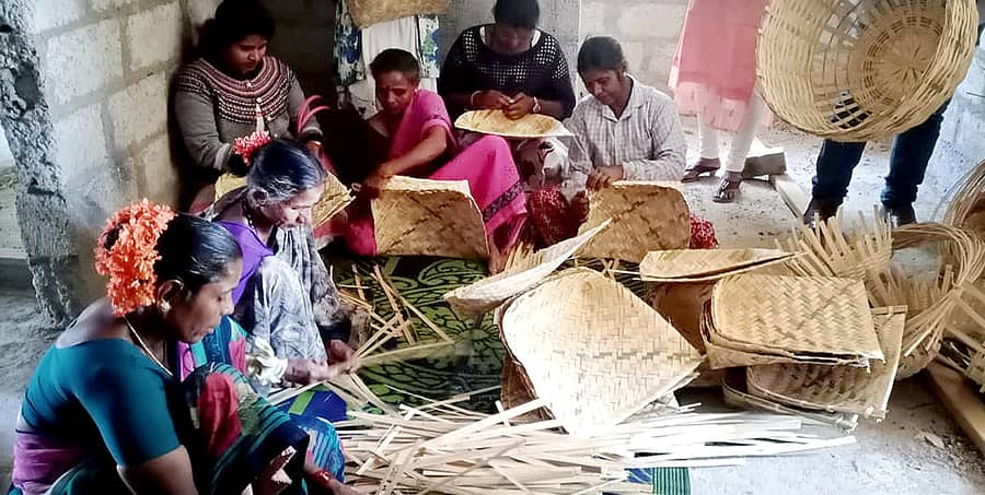 ಸಕಲೇಶಪುರ ತಾಲ್ಲೂಕಿನ ಲಕ್ಕುಂದ ಗ್ರಾಮದಲ್ಲಿ ಬಿದಿರಿನಿಂದ ಬುಟ್ಟಿ ಹಣೆಯುತ್ತಿರುವ ಮಹಿಳೆಯರು