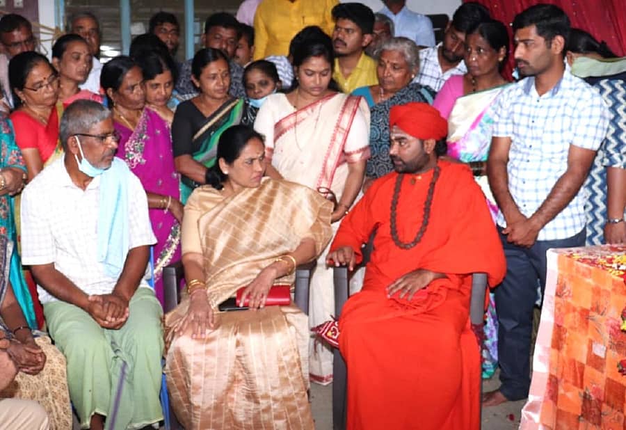 ರಾಣೆಬೆನ್ನೂರು ತಾಲ್ಲೂಕಿನ ಚಳಗೇರಿ ಗ್ರಾಮದಲ್ಲಿರುವ ಮೃತ ನವೀನ ಗ್ಯಾನಗೌಡರ ಮನೆಗೆ ಶನಿವಾರ ಭೇಟಿ ನೀಡಿ, ಪೋಷಕರಿಗೆ ಸಾಂತ್ವನ ಹೇಳಿದರು. ಹರಿಹರದ ಪಂಚಮಸಾಲಿ ಪೀಠದ ವಚನಾನಂದ ಸ್ವಾಮೀಜಿ ಇದ್ದಾರೆ –ಪ್ರಜಾವಾಣಿ ಚಿತ್ರ