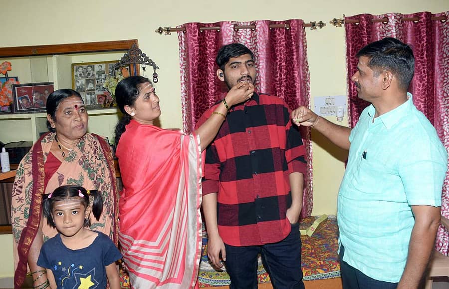 ಬೀದರ್ನ ಪ್ರತಾಪನಗರದ ಅಜ್ಜನ ಮನೆಯಲ್ಲಿ ಅಮಿತ್ ಸಿರಂಜೆಗೆ ಸಿಹಿ ತಿನ್ನಿಸಿದ ತಾಯಿ, ತಂದೆ