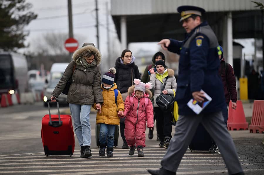 ರಷ್ಯಾದ ದಾಳಿಯಿಂದ ತಪ್ಪಿಸಿಕೊಳ್ಳಲು ಉಕ್ರೇನ್ ತೊರೆದು ರೊಮಾನಿಯಾದತ್ತ ಹೊರಟಿರುವ ಪ್ರಜೆಗಳು. ಚಿತ್ರ: ರಾಯಿಟರ್ಸ್