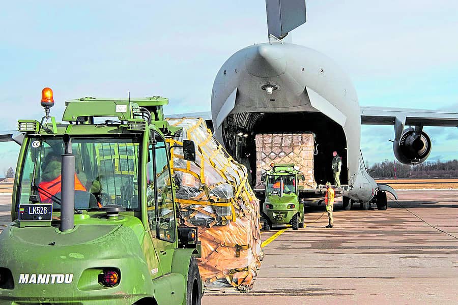 ಲಿಥುವೇನಿಯಾದ ಸಿಯೌಲಿಯಾಯ್ ವಾಯುನೆಲೆಯಲ್ಲಿ ಉಕ್ರೇನ್‌ಗೆ ಕಳುಹಿಸಿಕೊಡುವ ಯುದ್ಧವಿಮಾನ ನಿರೋಧಕ ವ್ಯವಸ್ಥೆ ಹಾಗೂ ಇತರೆ ಸೇನಾ ಸಲಕರಣೆಗಳನ್ನು ಸೇನಾ ಸರಕು ಸಾಗಣೆ ವಿಮಾನಕ್ಕೆ ತುಂಬಿಸಲಾಯಿತು–ಎಪಿ ಚಿತ್ರ