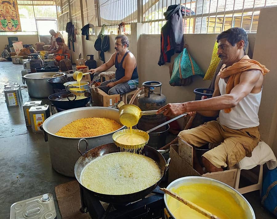 ಶಿರಸಿಯ ಮಾರಿಕಾಂಬಾ ದೇವಿ ಜಾತ್ರೆಗೆ ಬರುವ ಭಕ್ತರಿಗೆ ಪ್ರಸಾದ ರೂಪದಲ್ಲಿ ಹಂಚಲು ಲಡ್ಡು ಸಿದ್ಧಪಡಿಸುತ್ತಿರುವುದು