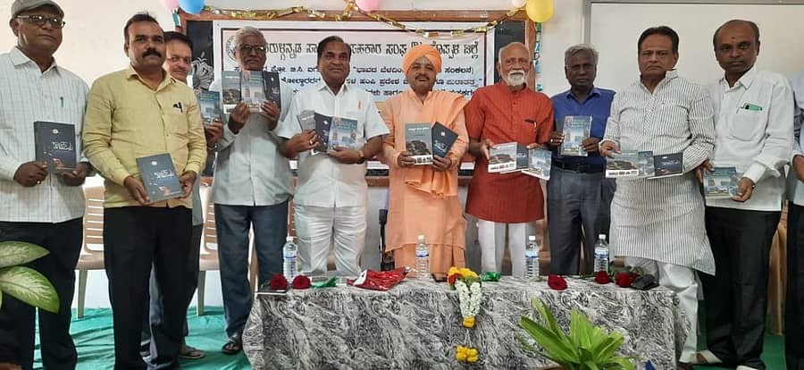 ಗಂಗಾವತಿ ಜಿಎಚ್ಎನ್ ಕಾಲೇಜಿನಲ್ಲಿ ತಿರುಳ್ಗನ್ನಡ ಸಾಹಿತಿಗಳ ಸಹಕಾರ ಸಂಘದ ಸಹಯೋಗದಲ್ಲಿ ಇತಿಹಾಸದ ಕುರಿತ ಪುಸ್ತಕಗಳನ್ನು ಗಣ್ಯರು ಬಿಡುಗಡೆ ಮಾಡಿದರು.