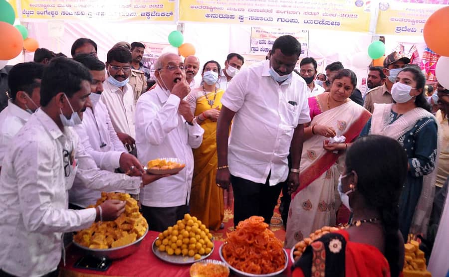 ಕೊಪ್ಪಳ ತೋಟಗಾರಿಕೆ ಇಲಾಖೆ ಕಚೇರಿ ಆವರಣದಲ್ಲಿ ರವಿವಾರ ಅಂತರರಾಷ್ಟ್ರೀಯ ಮಹಿಳಾ ದಿನಾಚರಣೆ ಅಂಗವಾಗಿ ನಡೆದ ಸರಸ್ ಮೇಳದಲ್ಲಿ ಸಚಿವ ಹಾಲಪ್ಪ ಆಚಾರ್,ಶಾಸಕ ರಾಘವೇಂದ್ರ ಹಿಟ್ನಾಳ ಸಿಹಿ ಸವಿದರು.