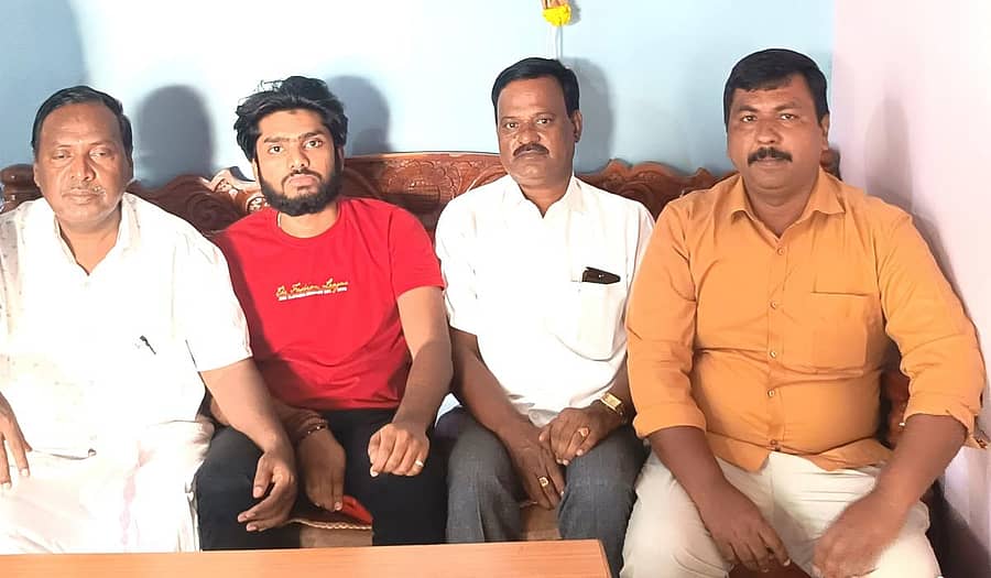 ಉಕ್ರೇನಿನಿಂದ ಬಂದ ಕಡೂರಿನ ವಿದ್ಯಾರ್ಥಿ ಅರುಣ್ ಕುಮಾರ್ ಅವರನ್ನು ಪುರಸಭಾಧ್ಯಕ್ಷ ಭಂಡಾರಿ ಶ್ರೀನಿವಾಸ್ ಭೇಟಿ ಮಾಡಿ ಕ್ಷೇಮ ವಿಚಾರಿಸಿದರು. ಅಂಬೇಡ್ಕರ ನಗರದ ಶಂಕರ್ ಇದ್ದರು. (ಎಡಚಿತ್ರ). ಪೋಷಕರೊಂದಿಗೆ ಪ್ರದ್ವಿನ್.