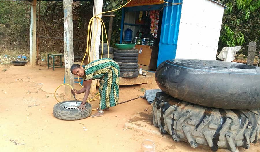ಪಂಚರ್ ಅಂಗಡಿ ತೆರೆದು ಬದುಕು ಕಟ್ಟಿಕೊಂಡಿರುವ ಗೀತಮ್ಮ