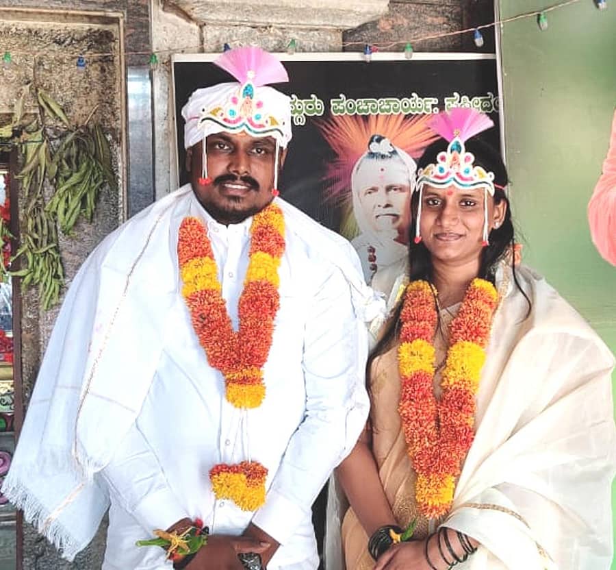 ಹೂವಿನಹಡಗಲಿ ತಾಲ್ಲೂಕು ಹಿರೇಹಡಗಲಿಯ ಹಾಲಸ್ವಾಮಿ ಮಠದಲ್ಲಿ ತಮಿಳುನಾಡು ಮುಜರಾಯಿ ಖಾತೆ ಸಚಿವ ಶೇಖರಬಾಬು ಪುತ್ರಿ ಡಾ. ಜಯಕಲ್ಯಾಣಿ ಅವರು ಸತೀಶ ಜತೆಗೆ ಸರಳ ವಿವಾಹವಾದರು