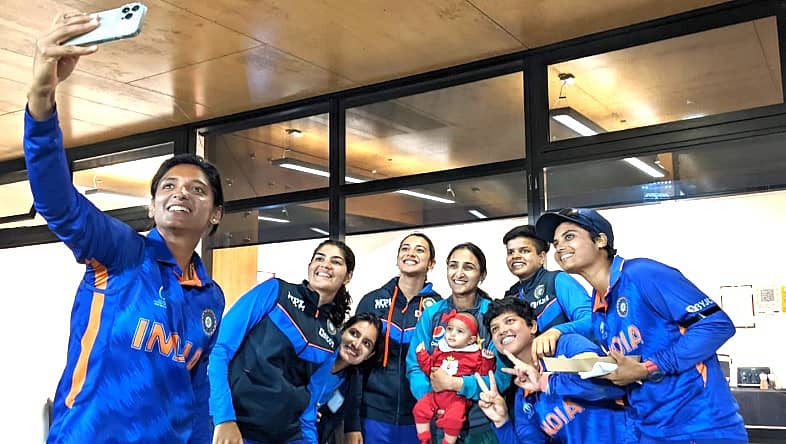 ಬಿಸ್ಮಾ ಎತ್ತಿಹಿಡಿದಿರುವ ಮಗುವಿನೊಂದಿಗೆ ಭಾರತದ ಆಟಗಾರ್ತಿಯರು ಸೆಲ್ಫಿಯನ್ನು ತೆಗೆದುಕೊಳ್ಳುತ್ತಿರುವುದು