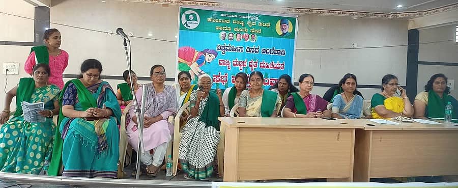 ಹರಿಹರದಲ್ಲಿ ಮಂಗಳವಾರ ಕರ್ನಾಟಕ ರಾಜ್ಯ ರೈತ ಸಂಘ ಹಾಗೂ ಹಸಿರು ಸೇನೆಯಿಂದ ವಿಶ್ವ ಮಹಿಳಾ ದಿನದ ಅಂಗವಾಗಿ ಆಯೋಜಿಸಿದ್ದ ರೈತ ಮಹಿಳೆಯರ ಸಭೆ ಮತ್ತು ಸಂವಾದ ಕಾರ್ಯಕ್ರಮದಲ್ಲಿ ರೈತ ಮುಖಂಡರಾದ ಚುಕ್ಕಿ ನಂಜುಂಡಸ್ವಾಮಿ ಭಾಗವಹಿಸಿದ್ದರು.