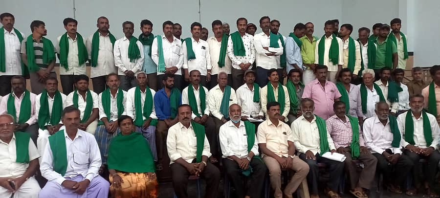 ಚನ್ನಪಟ್ಟಣದ ಡಾ.ಬಿ.ಆರ್. ಅಂಬೇಡ್ಕರ್ ಭವನದಲ್ಲಿ ನಡೆದ ಸಮಾನ ಮನಸ್ಕರ ಸಹಭಾಗಿತ್ವದ ರೈತ ಸಂಘದ ತಾಲ್ಲೂಕು ಮಟ್ಟದ ರೈತ ಸಮಾವೇಶದಲ್ಲಿ ಮುಖಂಡರಾದ ಸಿ. ಪುಟ್ಟಸ್ವಾಮಿ, ಸುಶೀಲಮ್ಮ, ಧರಣೀಶ್ ರಾಂಪುರ, ಕನಕಪುರ ನಂಜಪ್ಪ, ಹೊಂಬಾಳೆಗೌಡ ಪಾಲ್ಗೊಂಡಿದ್ದರು