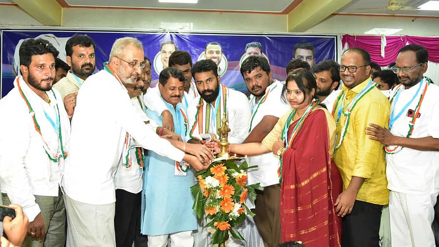 ಚಿತ್ರದುರ್ಗದ ಗಾಯತ್ರಿ ಕಲ್ಯಾಣ ಮಂಟಪದಲ್ಲಿ ಯುವ ಕಾಂಗ್ರೆಸ್ ವತಿಯಿಂದ ಮಂಗಳವಾರ ಹಮ್ಮಿಕೊಂಡಿದ್ದ ‘ಯುವಕ್ರಾಂತಿ’ ಸಮಾವೇಶವನ್ನು ಯುವ ಕಾಂಗ್ರೆಸ್ ಅಧ್ಯಕ್ಷ ಮೊಹಮ್ಮದ್ ಹ್ಯಾರಿಸ್ ನಲಪಾಡ್ ಉದ್ಘಾಟಿಸಿದರು.