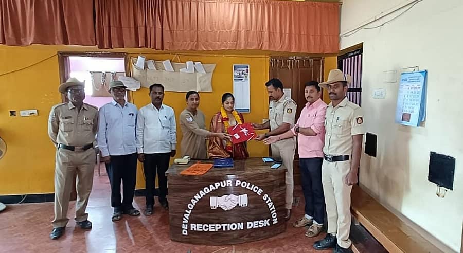 ಅಫಜಲಪುರ ತಾಲ್ಲೂಕಿನ ಪೊಲೀಸ್ ಠಾಣೆಯಲ್ಲಿ ಮಂಗಳವಾರ ಅಂತರಾಷ್ಟ್ರೀಯ ಮಹಿಳಾ ದಿನಾಚರಣೆ ನಿಮಿತ್ತ ಯತಿರಾಜ ಪಿ.ಯು ಕಾಲೇಜಿನ ವಿದ್ಯಾರ್ಥಿನಿ ನಿಸರ್ಗ ಮೊನಪ್ಪ ಸುತಾರ ಅವರನ್ನು ಸನ್ಮಾನಿಸಲಾಯಿತು