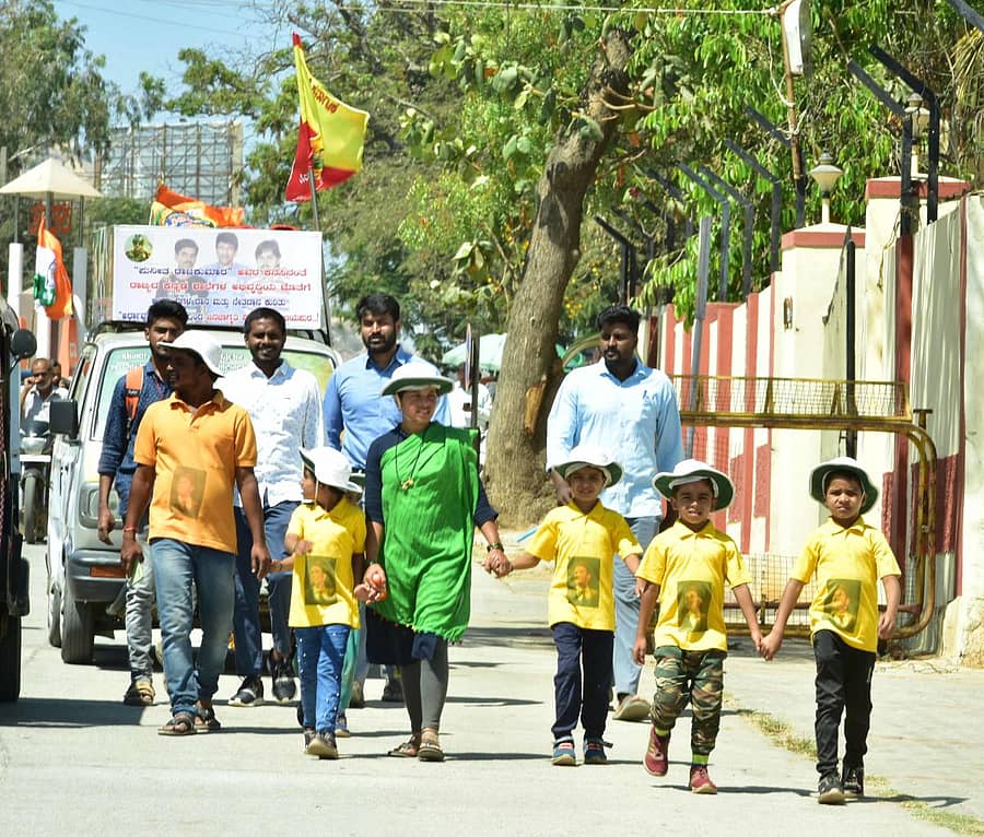 ವಿಜಯಪುರದಿಂದ ಬೆಂಗಳೂರಿಗೆ ಹೊರಟಿರುವ ಪುನೀತ್ ಅಭಿಮಾನಿ ಮಕ್ಕಳ ಪಾದಯಾತ್ರೆ ಮಂಗಳವಾರ ಚಿತ್ರದುರ್ಗದಲ್ಲಿ ಸಾಗಿತು.