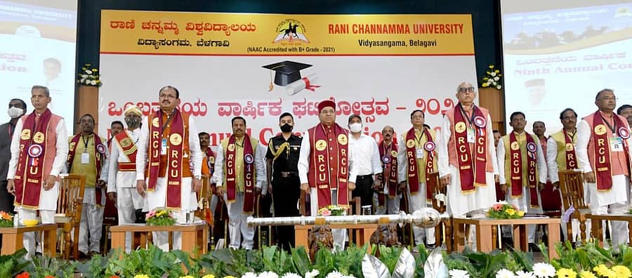ಬೆಳಗಾವಿಯ ಸುವರ್ಣ ವಿಧಾನಸೌಧದಲ್ಲಿ ಬುಧವಾರ ಹಮ್ಮಿಕೊಂಡಿದ್ದ ರಾಣಿ ಚನ್ನಮ್ಮ ವಿಶ್ವವಿದ್ಯಾಲಯ(ಆರ್‌ಸಿಯು)ದ 9ನೇ ಘಟಿಕೋತ್ಸವದಲ್ಲಿ ರಾಜ್ಯಪಾಲ ಥಾವರ್‌ಚಂದ್‌ ಗೆಹಲೋತ್‌, ಪ್ರೊ.ವಿ.ಎಸ್‌.ಚವ್ಹಾಣ, ಪ್ರೊ.ಎಂ.ರಾಮಚಂದ್ರೇಗೌಡ, ಪ್ರೊ.ಬಸವರಾಜ ಪದ್ಮಶಾಲಿ ಮತ್ತಿತರರು ಪಾಲ್ಗೊಂಡಿದ್ದರು