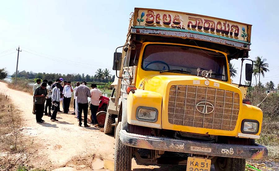 ಚನ್ನರಾಯಪಟ್ಟಣ ಹೋಬಳಿಯ ಬೆಟ್ಟಕೋಟೆ ಬಳಿ ಕೆರೆಯಿಂದ ನೀರು ಸಾಗಾಣಿಕೆ ಮಾಡುತ್ತಿದ್ದ ಲಾರಿಯನ್ನು ಕಂದಾಯ ಇಲಾಖೆ ಅಧಿಕಾರಿಗಳು ವಶಪಡಿಸಿಕೊಂಡಿರುವುದು