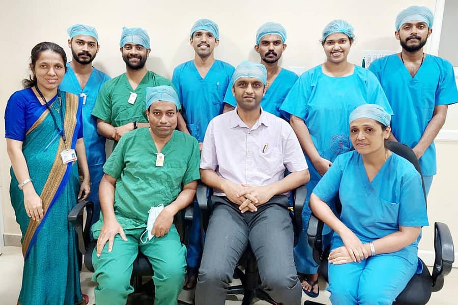 ಫಾದರ್ ಮುಲ್ಲರ್ ಆಸ್ಪತ್ರೆಯಲ್ಲಿ ರೋಗಿಗೆ ಚಿಕಿತ್ಸೆ ನೀಡಿದ ವೈದ್ಯರು ಮತ್ತು ಸಿಬ್ಬಂದಿ ತಂಡ