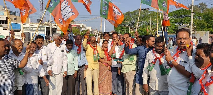 ಐದು ರಾಜ್ಯಗಳ ಚುನಾವಣೆಯಲ್ಲಿ ನಾಲ್ಕು ರಾಜ್ಯಗಳಲ್ಲಿ ಪಕ್ಷವು ಗೆದ್ದಿರುವುದಕ್ಕೆ ಬಿಜೆಪಿ ಮುಖಂಡರು ಹಾಗೂ ಕಾರ್ಯಕರ್ತರು ಚಾಮರಾಜನಗರದಲ್ಲಿ ಗುರುವಾರ ಸಂಭ್ರಮಾಚರಣೆ ಮಾಡಿದರು