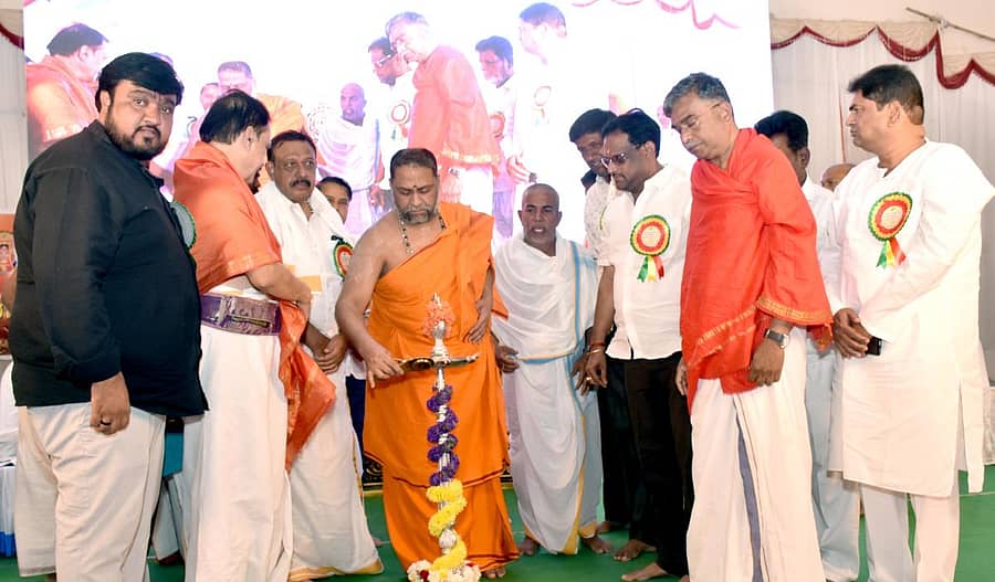 ರಾಯಚೂರಿನ ಶ್ರೀರಾಘವೇಂದ್ರ ಸ್ವಾಮಿ ಕಲ್ಯಾಣ ಮಂಟಪದಲ್ಲಿ ಗುರುವಾರ ಏರ್ಪಡಿಸಿದ್ದ ಕಲ್ಯಾಣ ಕರ್ನಾಟಕ ವಿಭಾಗದ ಅಡುಗೆದಾರರ ಸಂಘದ 2ನೇ ಸಮ್ಮೇಳನವನ್ನು ಮಂತ್ರಾಲಯದ ಶ್ರೀರಾಘವೇಂದ್ರಸ್ವಾಮಿ ಮಠದ ಪೀಠಾಧಿಪತಿ ಶ್ರೀಸುಬುಧೇಂದ್ರ ತೀರ್ಥರು ಉದ್ಘಾಟಿಸಿದರು