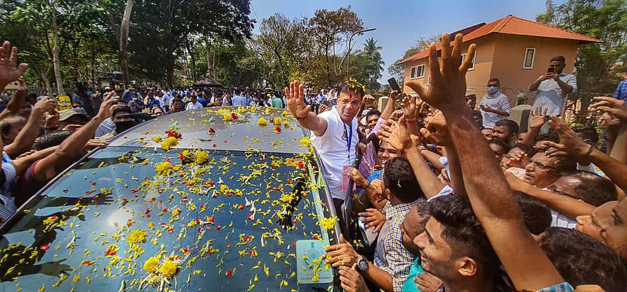 ಬಿಜೆಪಿ ಮುಖಂಡ ವಿಶ್ವಜಿತ್ ಪ್ರತಾಪ್‌ಸಿಂಗ್ ರಾಣೆ ಅವರನ್ನು ಬೆಂಬಲಿಗರು ಅಭಿನಂದಿಸಿದರು–ಪಿಟಿಐ ಚಿತ್ರ