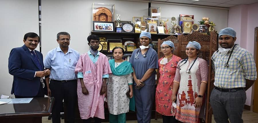 ಚಿಕಿತ್ಸೆ ಪಡೆದ ಬಾಲಕನೊಂದಿಗೆ (ಎಡದಿಂದ ಬಲಕ್ಕೆ) ಡಾ.ಸಿ.ಎನ್. ಮಂಜುನಾಥ್, ಡಾ. ಜಯರಂಗನಾಥ್ ಎಂ., ಸಂಸ್ಥೆಯ ಸಹ ಪ್ರಾಧ್ಯಾಪಕರಾದ ಡಾ. ಉಷಾ ಎಂ.ಕೆ., ಡಾ. ಪ್ರಿಯದರ್ಶಿನಿ, ಡಾ. ಸೌಮ್ಯಾ ಕಸ್ತೂರಿ, ಡಾ. ಹರಿತಾ ಮತ್ತು ಡಾ. ಸುಧೀರ್ ಇದ್ದಾರೆ.