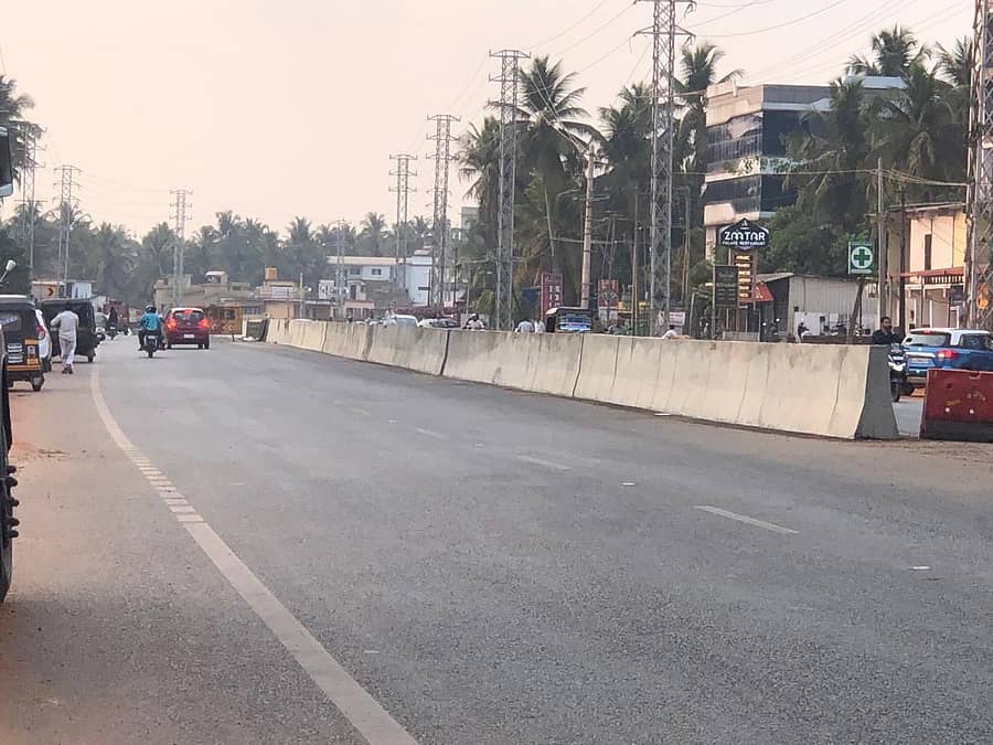 ನವಾಯತ್ ಕಾಲೊನಿಯಲ್ಲಿ ಹೆದ್ದಾರಿ ಮಧ್ಯೆ ಕಾಂಕ್ರೀಟ್ ಡಿವೈಡರ್ ಅಳವಡಿಸಿರುವುದು
