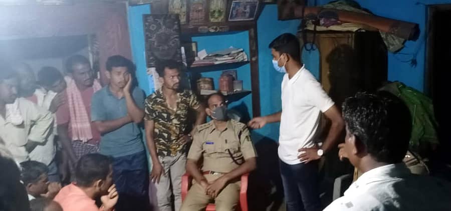 ಮುಂಡಗೋಡ ತಾಲ್ಲೂಕಿನ ಕೆಂದಲಗೇರಿ ಗ್ರಾಮದಲ್ಲಿ ದಾಳಿಗೆಂದು ಬಂದಿದ್ದ ವಲಯ ಅರಣ್ಯ ಅಧಿಕಾರಿ ಸಹಿತ ಸಿಬ್ಬಂದಿಗೆ ಗ್ರಾಮಸ್ಥರು ಶುಕ್ರವಾರ ರಾತ್ರಿ ಮನೆಯಲ್ಲಿ ದಿಗ್ಬಂಧನ ಹಾಕಿರುವುದು