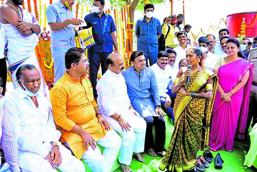 ಚಿಕ್ಕಬಳ್ಳಾಪುರ ತಾಲ್ಲೂಕಿನ ಗುಂಗೀರ್ಲಹಳ್ಳಿಯಲ್ಲಿ ‘ಕಂದಾಯ ದಾಖಲೆ ಮನೆಬಾಗಿಲಿಗೆ ಯೋಜನೆ’ಗೆ ಚಾಲನೆ ನೀಡಿದ ಮುಖ್ಯಮಂತ್ರಿ ಬಸವರಾಜ ಬೊಮ್ಮಾಯಿ ಹಳ್ಳಿಕಟ್ಟೆಯಲ್ಲಿ ಜನರ ಸಮಸ್ಯೆ ಆಲಿಸಿದರು. ಸಚಿವರಾದ ಎಂ.ಟಿ.ಬಿ.ನಾಗರಾಜು, ಆರ್.ಅಶೋಕ, ಡಾ.ಕೆ.ಸುಧಾಕರ್ ಜಿಲ್ಲಾಧಿಕಾರಿ ಆರ್.ಲತಾ ಇದ್ದರು –ಪ್ರಜಾವಾಣಿ ಚಿತ್ರ