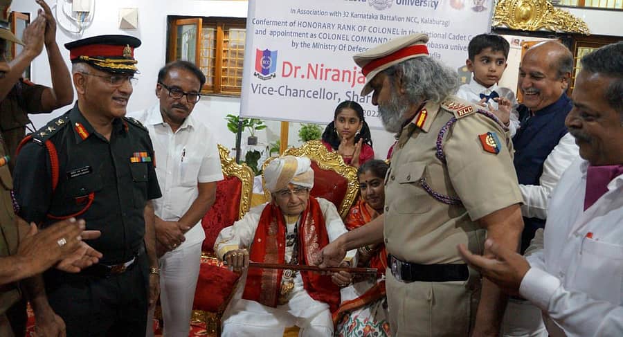 ಕಲಬುರಗಿಯ ಶರಣಬಸವೇಶ್ವರ ವಿಶ್ವವಿದ್ಯಾಲಯದ ಕುಲಪತಿ ಡಾ. ನಿರಂಜನ ನಿಷ್ಠಿ ಅವರಿಗೆ ಗೌರವ ಕರ್ನಲ್ ಹುದ್ದೆ ದೊರಕಿದ ಪ್ರಯುಕ್ತ ವಿ.ವಿ. ಕುಲಾಧಿಪತಿ ಡಾ. ಶರಣಬಸವಪ್ಪ ಅಪ್ಪ ಅವರು ಲಾಠಿ ನೀಡಿದರು. ಕರ್ನಲ್ ಸಂದೀಪ ಜಗತಾಪ, ನಿವೃತ್ತ ಕರ್ನಲ್ ಸುಶೀಲ್ ಕುಮಾರ್ ತಿವಾರಿ ಇದ್ದರು