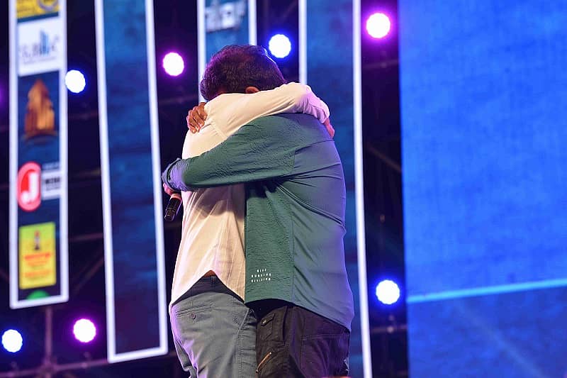 ಕಾರ್ಯಕ್ರಮದಲ್ಲಿ ಪುನೀತ್ ಸ್ಮರಿಸಿ ಅಣ್ಣಂದಿರಾದ ಶಿವರಾಜ್ ಕುಮಾರ್ ಹಾಗೂ ರಾಘವೇಂದ್ರ ರಾಜ್ಕುಮಾರ್ ಅವರು ಪರಸ್ಪರ ತಬ್ಬಿಕೊಂಡು ಕಣ್ಣೀರು ಹಾಕಿದರು– ಪ್ರಜಾವಾಣಿ ಚಿತ್ರ