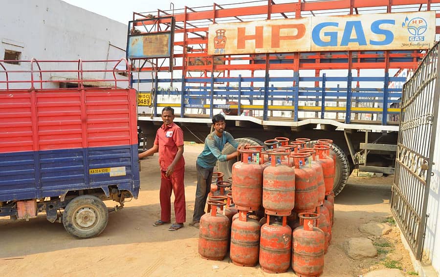 ಯಾದಗಿರಿ ನಗರದ ಪದವಿ ಕಾಲೇಜು ಸಮೀಪ ಎಚ್‌ಪಿ ಗ್ಯಾಸ್‌ ಗೋದಾಮುಪ್ರಜಾವಾಣಿ ಚಿತ್ರಗಳು/ರಾಜಕುಮಾರ ನಳ್ಳಿಕರ