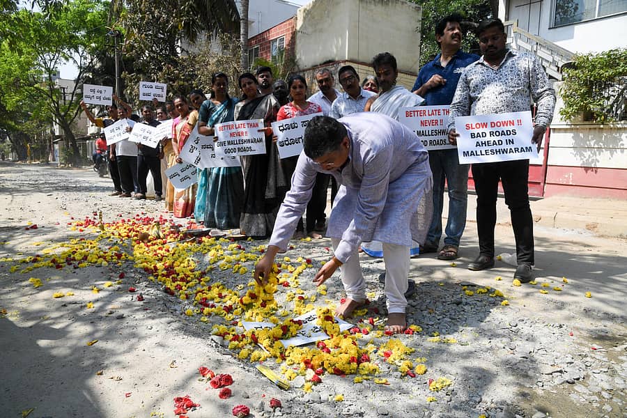 ಮಲ್ಲೇಶ್ವರದಲ್ಲಿ ಅವೈಜ್ಞಾನಿಕವಾಗಿ ರಸ್ತೆ ಅಗೆದಿರುವುದನ್ನು ಖಂಡಿಸಿ ಸಾಮಾಜಿಕ ಕಾರ್ಯಕರ್ತ ಅನೂಪ್ ಆಯ್ಯಂಗಾರ್ ನೇತೃತ್ವದಲ್ಲಿ ಸ್ಥಳೀಯರು ಗುಂಡಿಬಿದ್ದ ರಸ್ತೆಗಳಿಗೆ ಪೂಜೆ ಮಾಡಿ ಪ್ರತಿಭಟಿಸಿದರು– ಪ್ರಜಾವಾಣಿ ಚಿತ್ರ