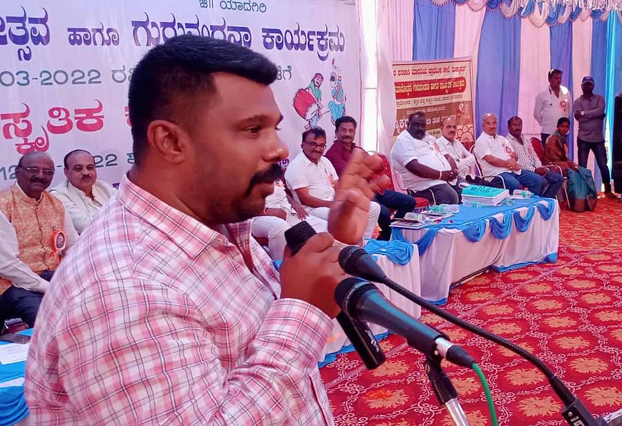 ಸುರಪುರ ತಾಲ್ಲೂಕಿನ ರುಕ್ಮಾಪುರ ಗ್ರಾಮದ ಸರ್ಕಾರಿ ಹಿರಿಯ ಪ್ರಾಥಮಿಕ ಶಾಲೆ ಶತಮಾನೋತ್ಸವ ಸಮಾರಂಭದಲ್ಲಿ ಶಾಸಕ ರಾಜೂಗೌಡ ಮಾತನಾಡಿದರು. ಚಂದ್ರಕಾಂತ ಭಂಡಾರೆ, ಮಹಾದೇವಪ್ಪ ಚಟ್ಟಿ, ಶಶೀಲ ನಮೋಶಿ ಇದ್ದರು