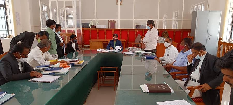 ಸುರಪುರದ ನ್ಯಾಯಾಲಯದಲ್ಲಿ ಹಿರಿಯ ಸಿವಿಲ್ ನ್ಯಾಯಾಧೀಶೆ ತಯ್ಯಬಾ ಸುಲ್ತಾನ ಅಧ್ಯಕ್ಷತೆಯಲ್ಲಿ ಶನಿವಾರ ಲೋಕ್ಅದಾಲತ್ ನಡೆಯಿತು