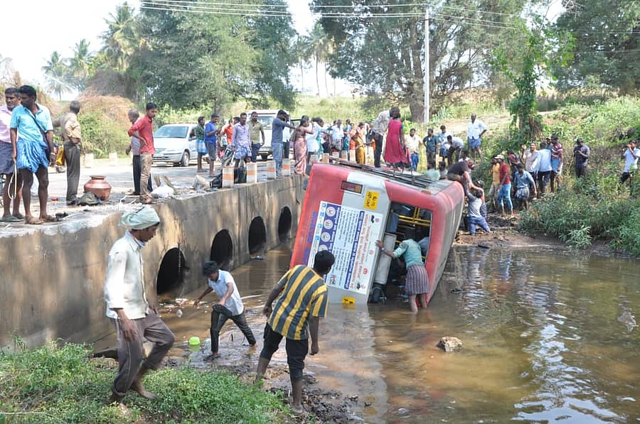 ಹಳ್ಳಕ್ಕೆ ಉರುಳಿ ಬಿದ್ದ ಬಸ್