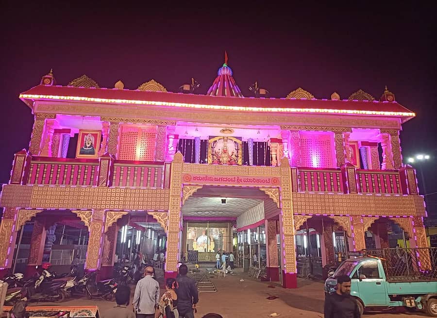 ರಾತ್ರಿ ವೇಳೆ ಬಣ್ಣ ಬಣ್ಣದ ಬೆಳಕಿನಿಂದ ಝಗಮಗಿಸುತ್ತಿರುವ ಶಿರಸಿಯ ಮಾರಿಕಾಂಬಾ ದೇವಿಯ ಜಾತ್ರಾ ಮಂಟಪ