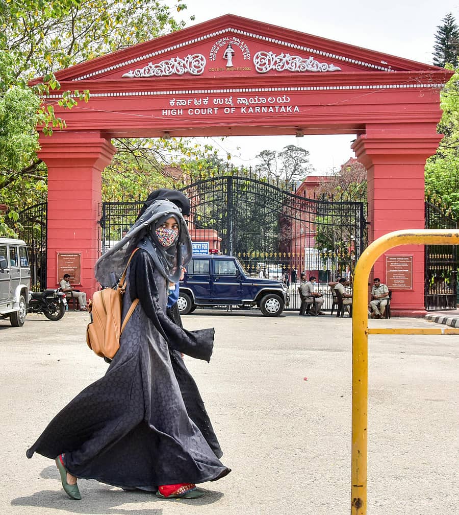 ಹಿಜಾಬ್ ವಿವಾದ ಕುರಿತಂತೆ ಮಂಗಳವಾರ ಬೆಳಿಗ್ಗೆ ಅಂತಿಮ ತೀರ್ಪು ಪ್ರಕಟಿಸಿದ ವೇಳೆ ಹಿಜಾಬ್ ಧರಿಸಿದ ಯುವತಿಯರು ಬೆಂಗಳೂರಿನ ಹೈಕೋರ್ಟ್ ಮುಂದೆ ಹೆಜ್ಜೆ ಹಾಕಿದ್ದು ಮಂಗಳವಾರ ಕಂಡುಬಂತು. ಪ್ರಜಾವಾಣಿ ಚಿತ್ರ/ಪ್ರಶಾಂತ್ ಎಚ್.ಜಿ. -