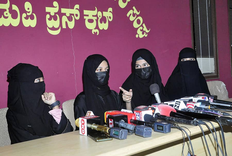 ಹಿಜಾಬ್ಗಾಗಿ ಕಾನೂನು ಹೋರಾಟ ನಡೆಸುತ್ತಿರುವ ವಿದ್ಯಾರ್ಥಿನಿಯರು ಮಂಗಳವಾರ ಸುದ್ದಿಗೋಷ್ಠಿಯಲ್ಲಿ ಮಾತನಾಡಿದರು.