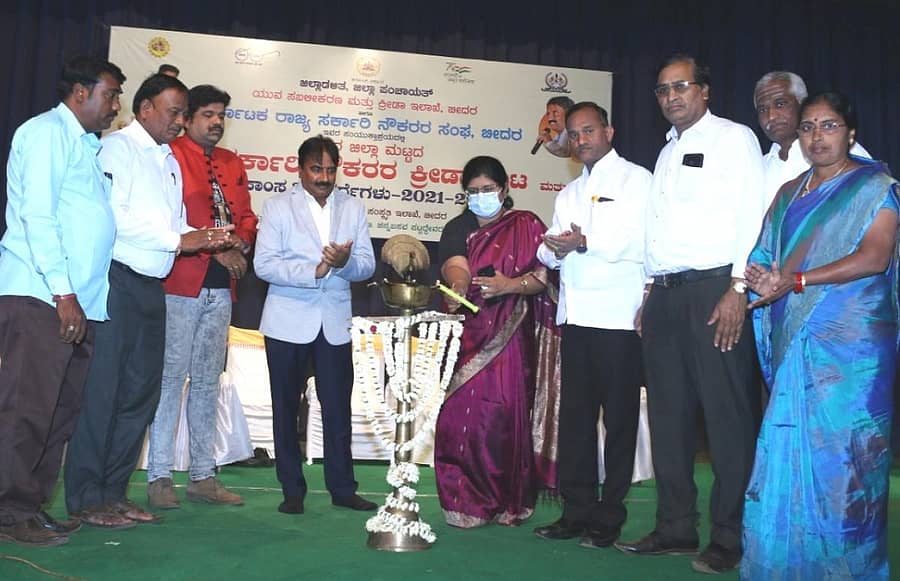 ಬೀದರ್‌ನ ಪೂಜ್ಯ ಚನ್ನಬಸವ ಪಟ್ಟದ್ದೇವರು ರಂಗಮಂದಿರದಲ್ಲಿ ರಾಜ್ಯ ಸರ್ಕಾರಿ ನೌಕರರ ಜಿಲ್ಲಾಮಟ್ಟದ ಕ್ರೀಡಾಕೂಟ ಹಾಗೂ ಸಾಂಸ್ಕೃತಿಕ ಸ್ಪರ್ಧೆ ಪ್ರಯುಕ್ತ ಆಯೋಜಿಸಿದ್ದ ಹಾಸ್ಯ ಸಂಜೆ ಕಾರ್ಯಕ್ರಮವನ್ನು ಜಿಲ್ಲಾ ಪಂಚಾಯಿತಿ ಮುಖ್ಯ ಕಾರ್ಯನಿರ್ವಹಣಾಧಿಕಾರಿ ಜಹೀರಾ ನಸೀಮ್ ಉದ್ಘಾಟಿಸಿದರು