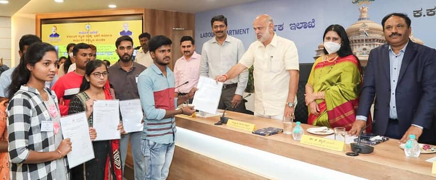 ಶಿವರಾಮ್ ಹೆಬ್ಬಾರ್ ಅವರು ವಿದ್ಯಾರ್ಥಿಗಳು ಪ್ರವೇಶ ಪತ್ರಗಳನ್ನು ವಿತರಿಸಿದರು. ಕಾರ್ಮಿಕ ಇಲಾಖೆ ಹೆಚ್ಚುವರಿ ಮುಖ್ಯ ಕಾರ್ಯದರ್ಶಿ ಜಿ. ಕಲ್ಪನಾ, ಆಯುಕ್ತ ಅಕ್ರಮ್‌ ಪಾಷಾ ಇದ್ದರು