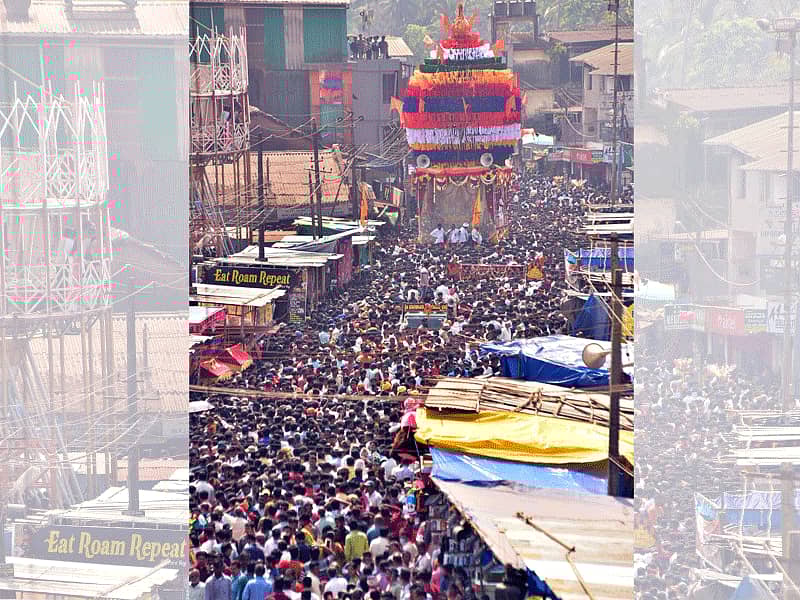 ಮಾರಿಕಾಂಬಾ ದೇವಿಯನ್ನು ರಥದ ಮೂಲಕ ಕರೆತರುವ ವೇಳೆ ಸೇರಿದ್ದ ಭಕ್ತಸಾಗರ –ಚಿತ್ರ: ಗೋವಿಂದರಾಜ ಜವಳಿ