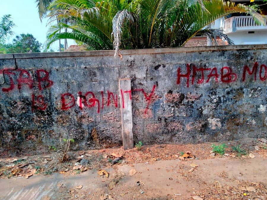 ಮಲ್ಪೆಯ ವಡಬಾಂಡೇಶ್ವರದಲ್ಲಿರುವ ಮನೆಯ ಕಂಪೌಂಡ್ ಗೋಡೆಯ ಮೇಲೆ ಹಿಜಾಬ್ ಪರ ಬರಹ ಬರೆಯಲಾಗಿದೆ.