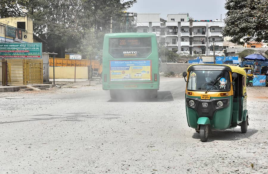 ಜಕ್ಕೂರಿನ ಅಂಬೇಡ್ಕರ್ ಭವನ ವೃತ್ತದಲ್ಲಿ ಧೂಳಿನಲ್ಲಿ ಸಾಗುತ್ತಿರುವ ವಾಹನಗಳು –ಪ್ರಜಾವಾಣಿ ಚಿತ್ರಗಳು/ಅನೂಪ್ ರಾಘ ಟಿ.