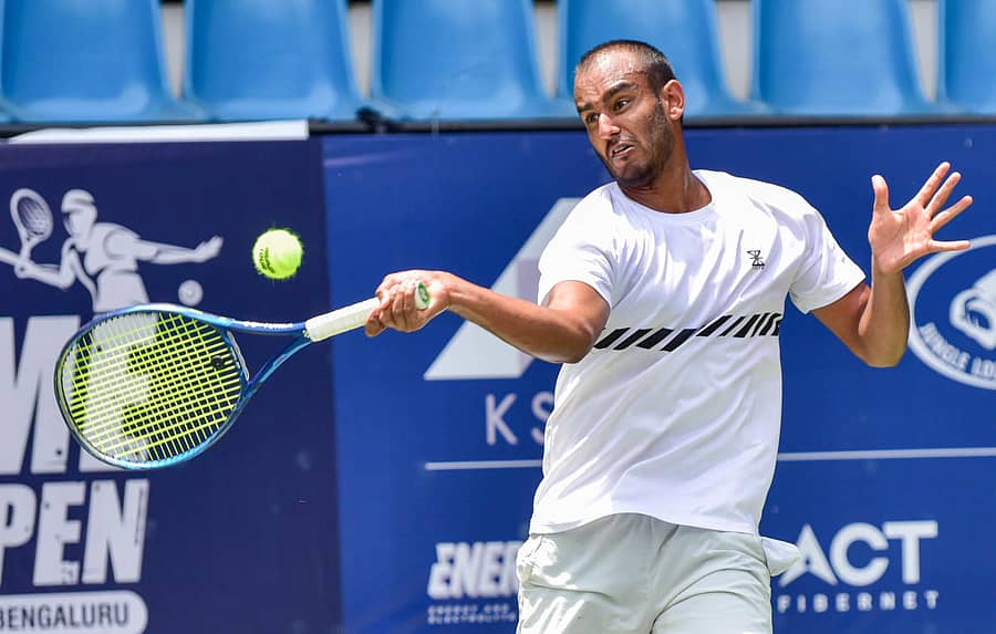 ಅಭಿನವ್ ಸಂಜೀವ್ ಷಣ್ಮುಖಂ ಎದುರಿನ ಪಂದ್ಯದಲ್ಲಿ ಭಾರತದ ಮುಕುಂದ್ ಶಶಿಕುಮಾರ್ ಚೆಂಡನ್ನು ರಿಟರ್ನ್ ಮಾಡಿದ ರೀತಿ –ಪ್ರಜಾವಾಣಿ ಚಿತ್ರ/ಪ್ರಶಾಂತ್ ಎಚ್.ಜಿ